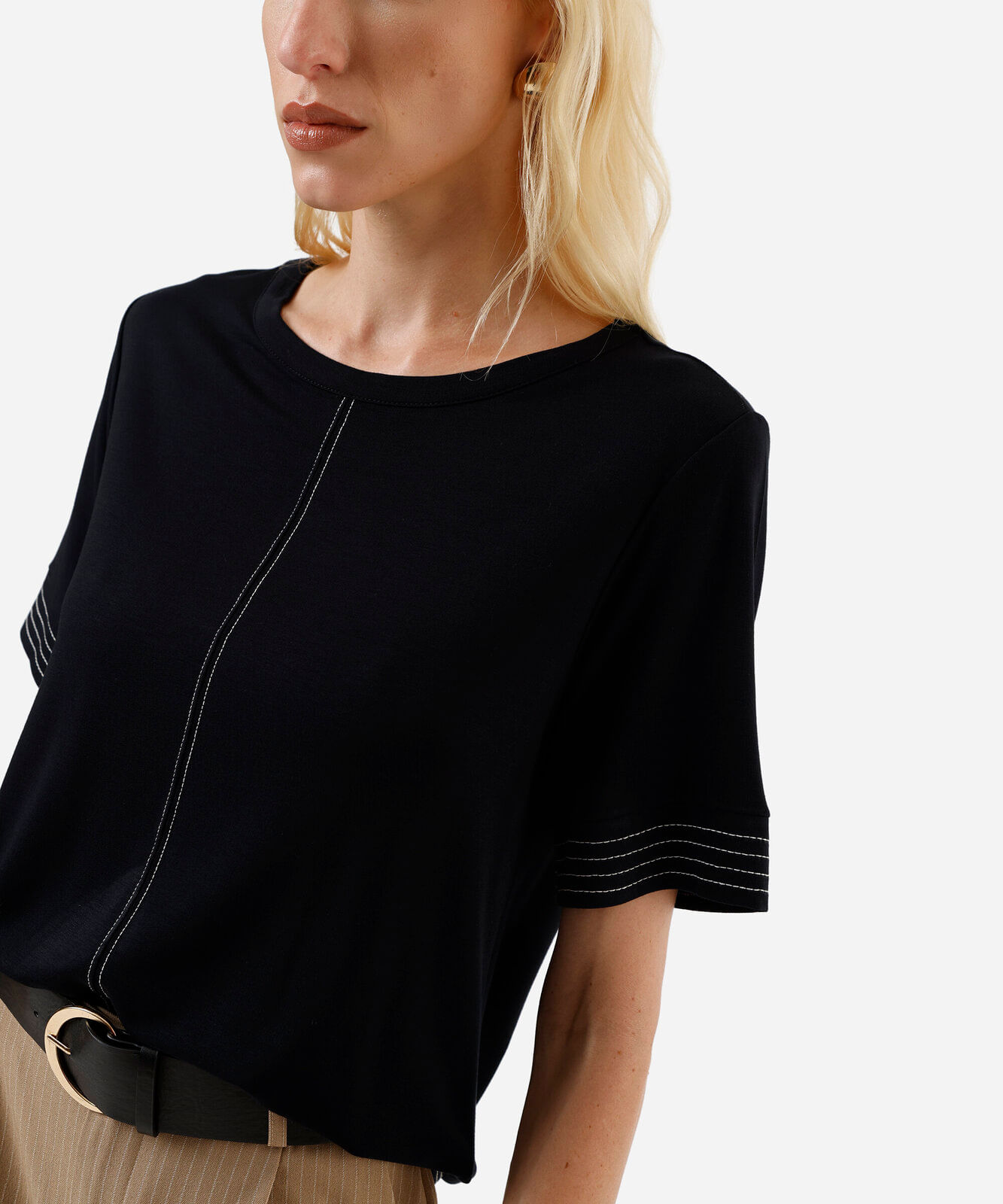 blusa feminina manga curta com pesponto em viscose preta