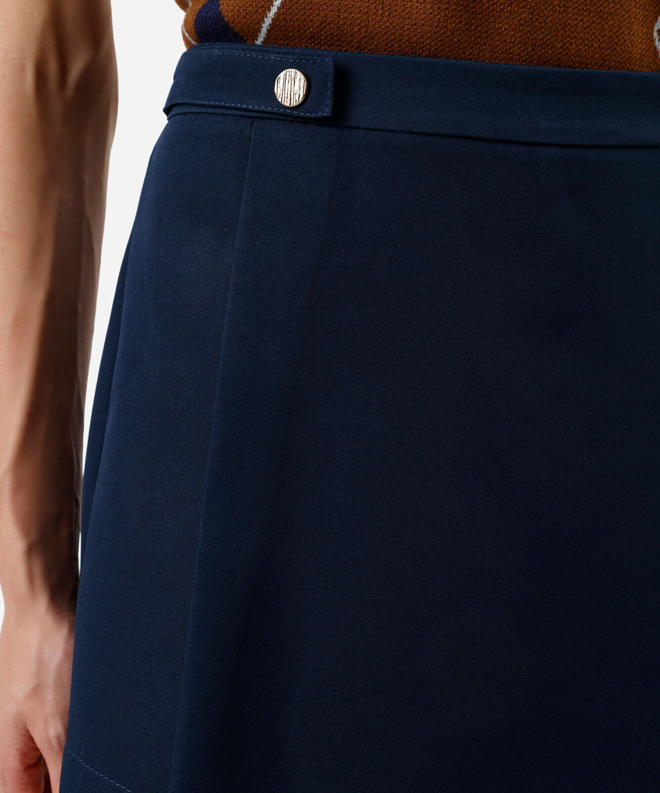 short saia feminino com pregas e botões azul