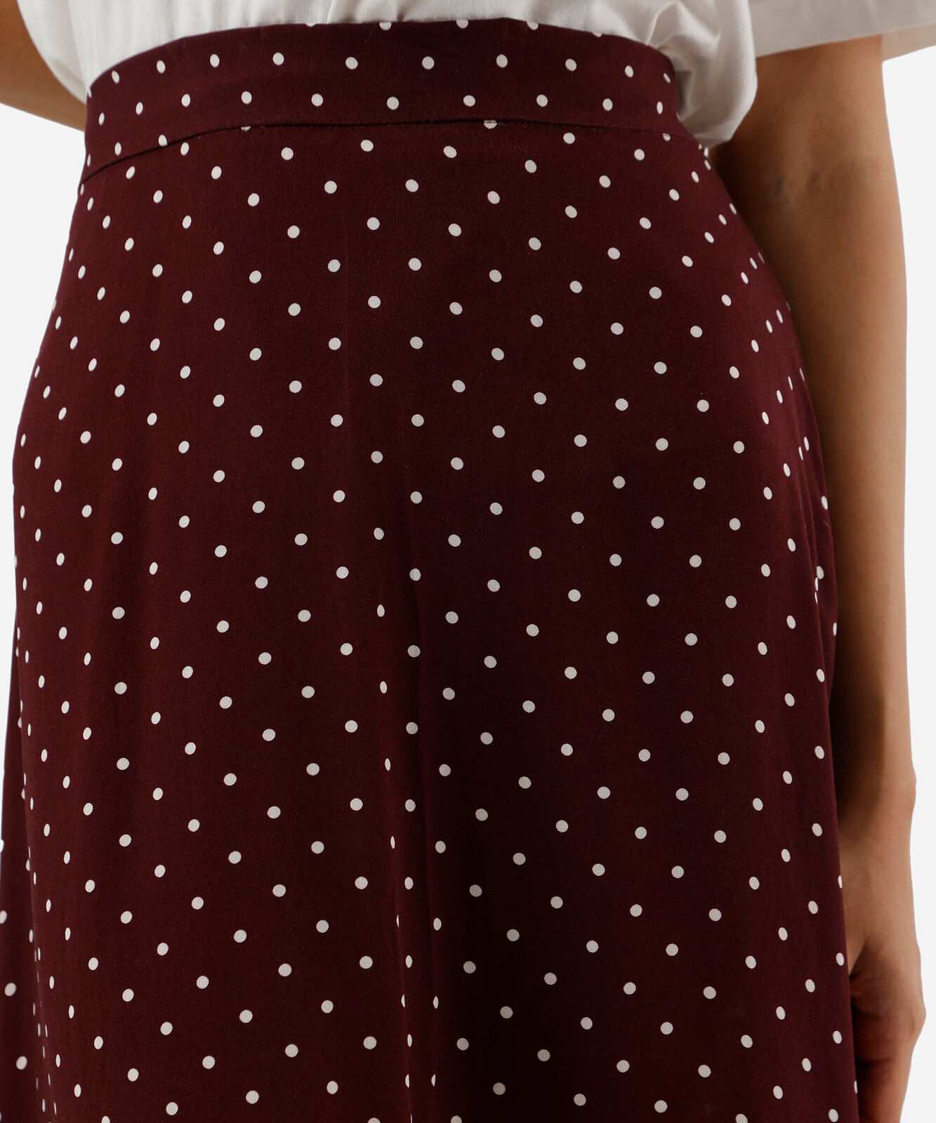 saia midi evasê feminina de viscose poá vinho