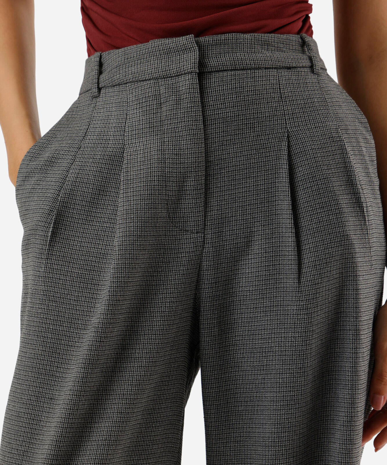 calça de alfaiataria feminina com pregas xadrez cinza