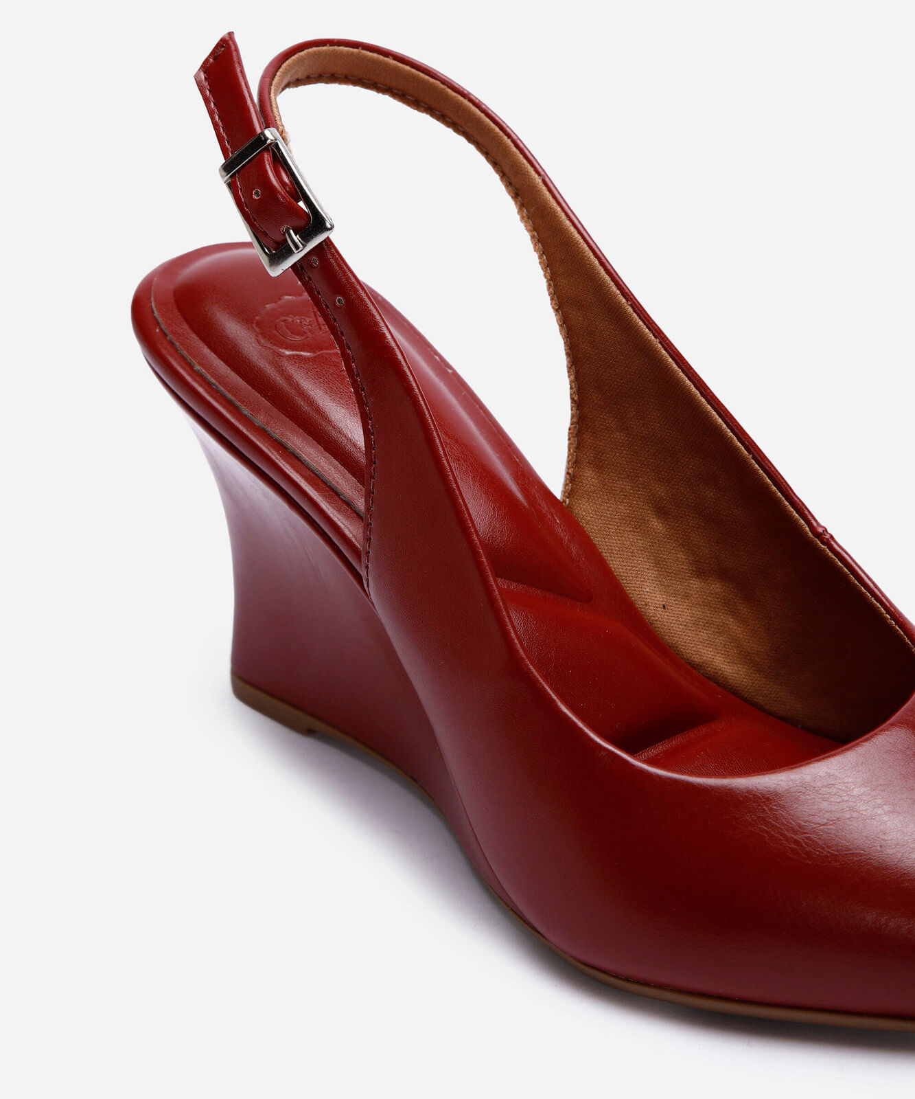 scarpin anabela slingback com bico fino vermelho