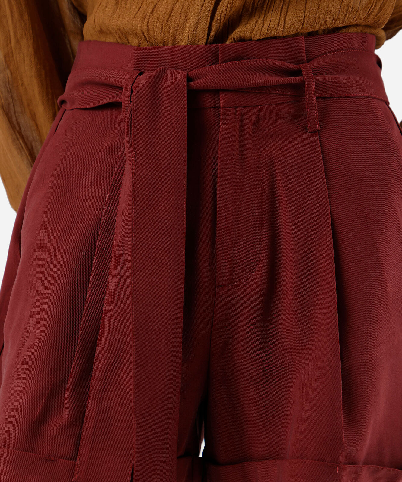 short reto feminino com viscose e faixa vinho