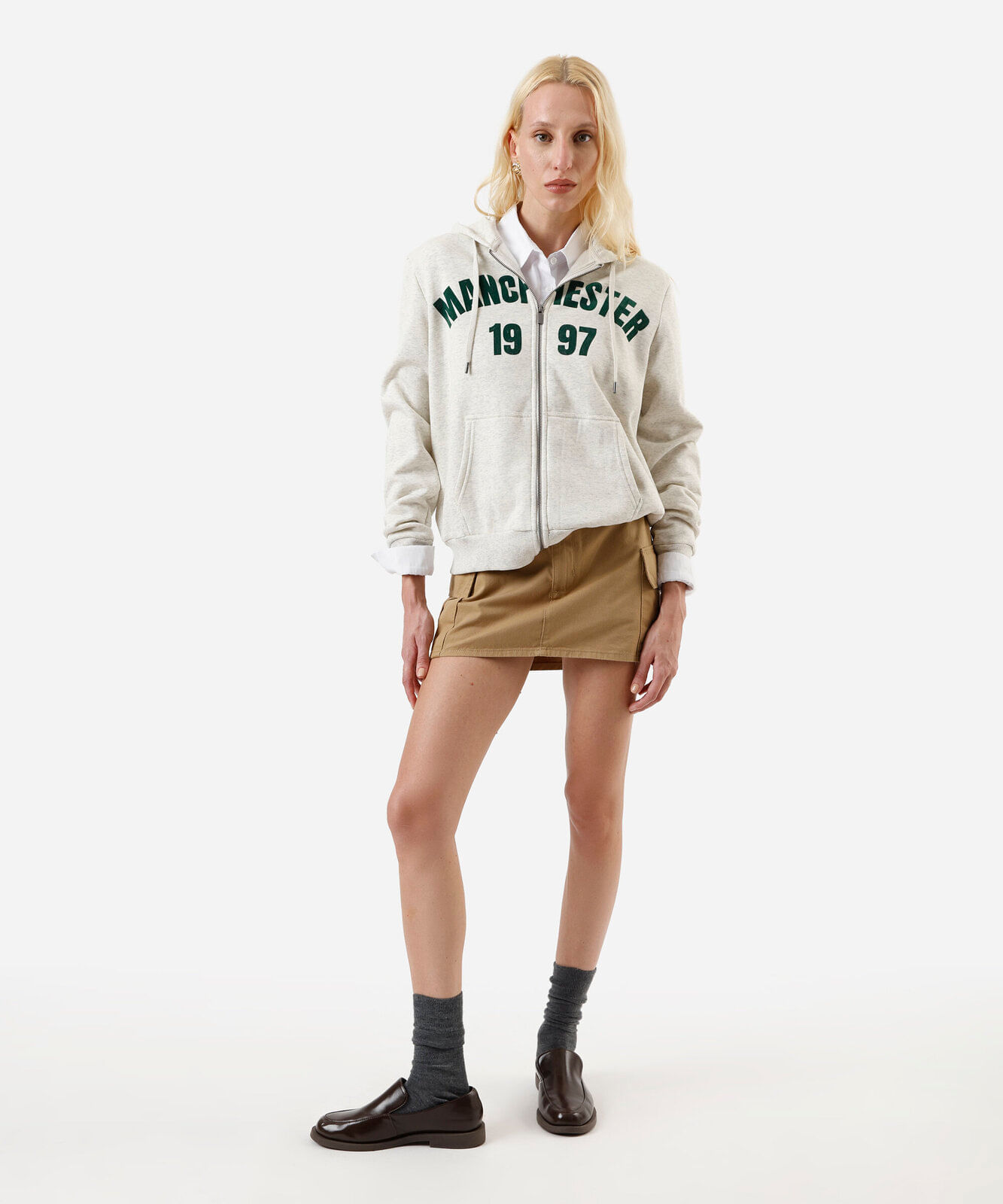 blusão feminino de moletom com capuz e zíper estampado cinza