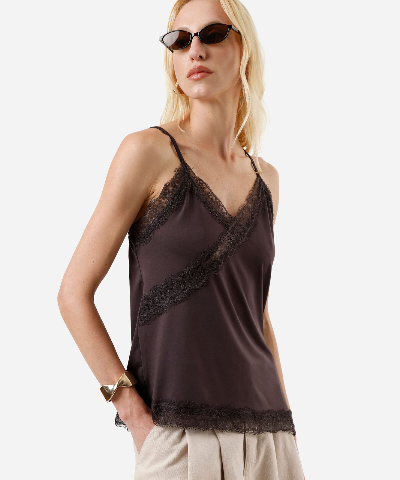 blusa assimétrica feminina com renda marrom