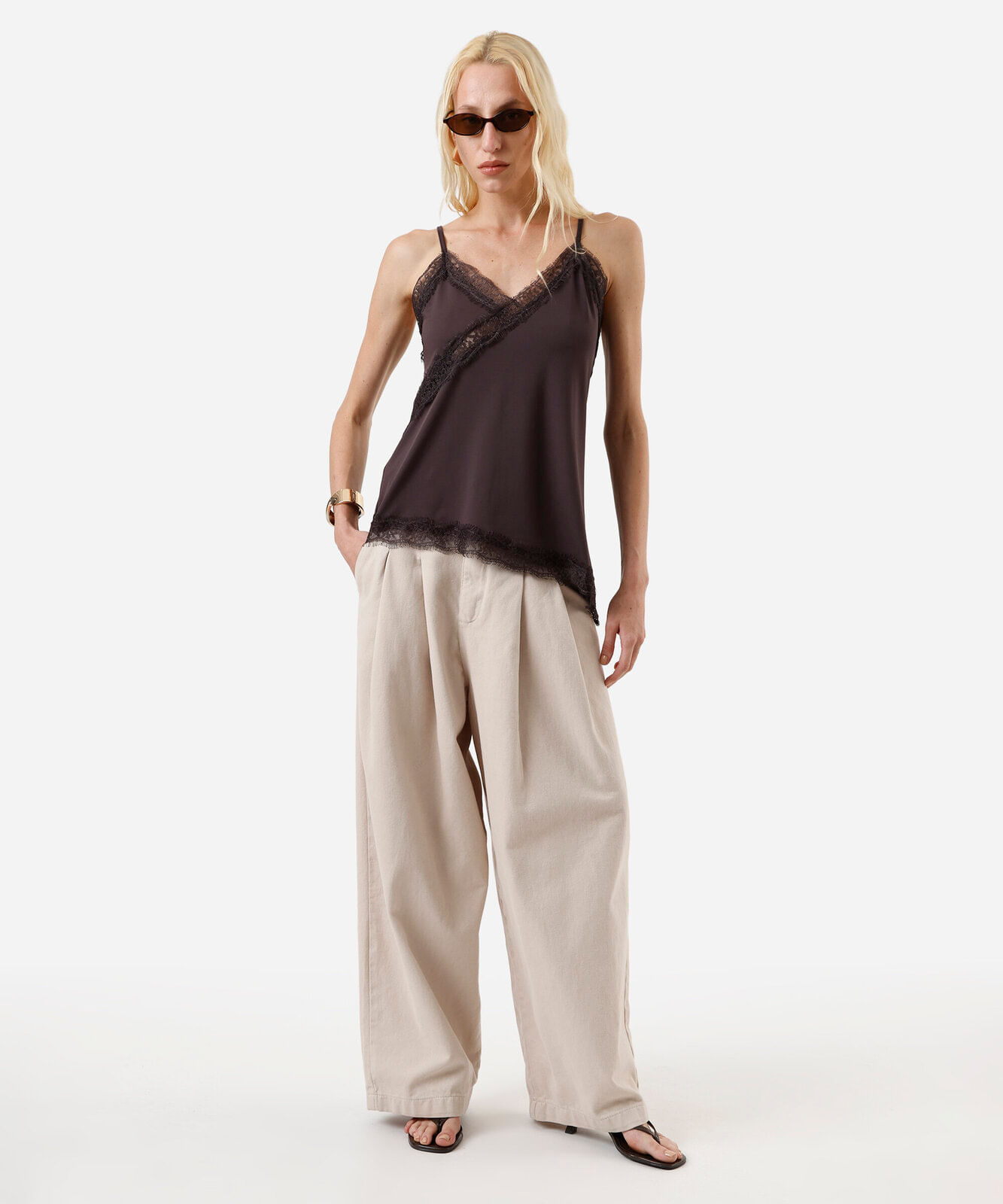 blusa assimétrica feminina com renda marrom