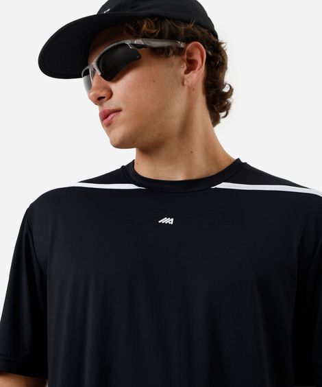 camiseta esportiva masculina de poliamida com recorte preta