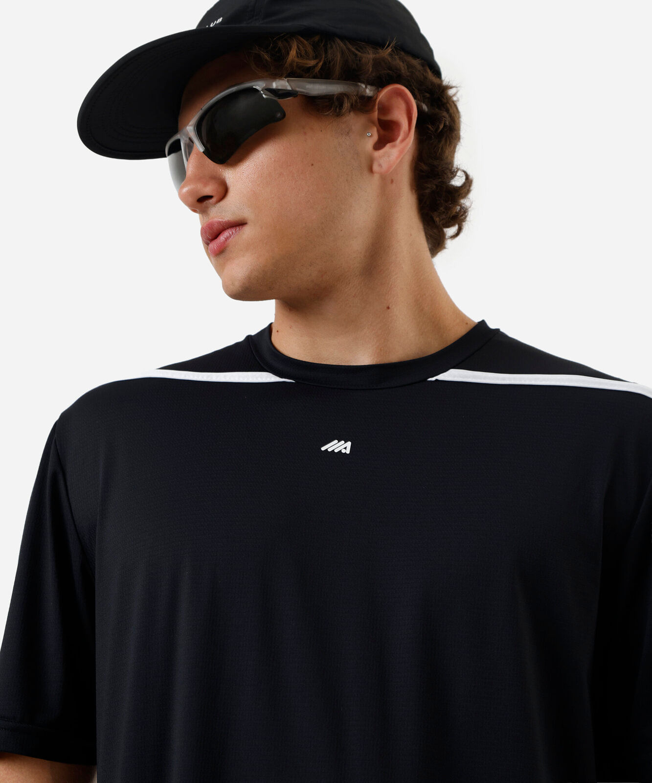 camiseta esportiva masculina de poliamida com recorte preta