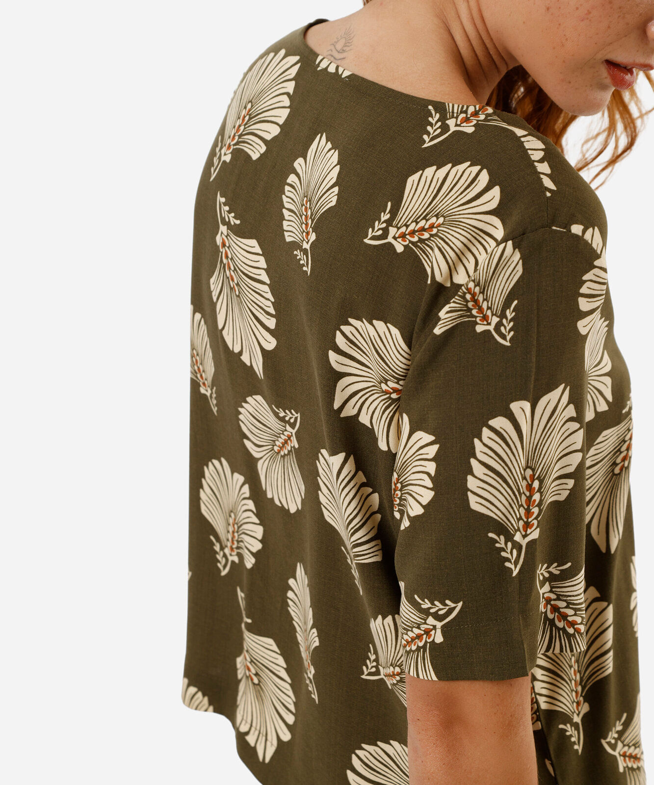 blusa feminina de viscose estampa folha leque verde
