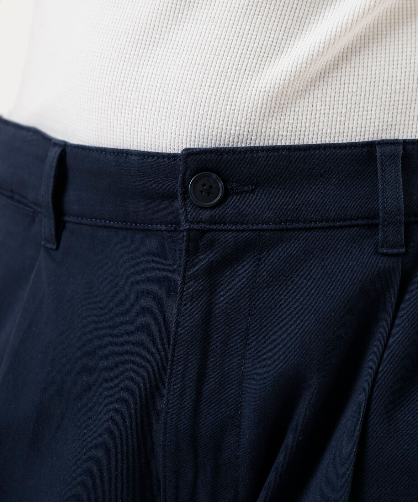 calça chino reta masculina de sarja com pregas azul