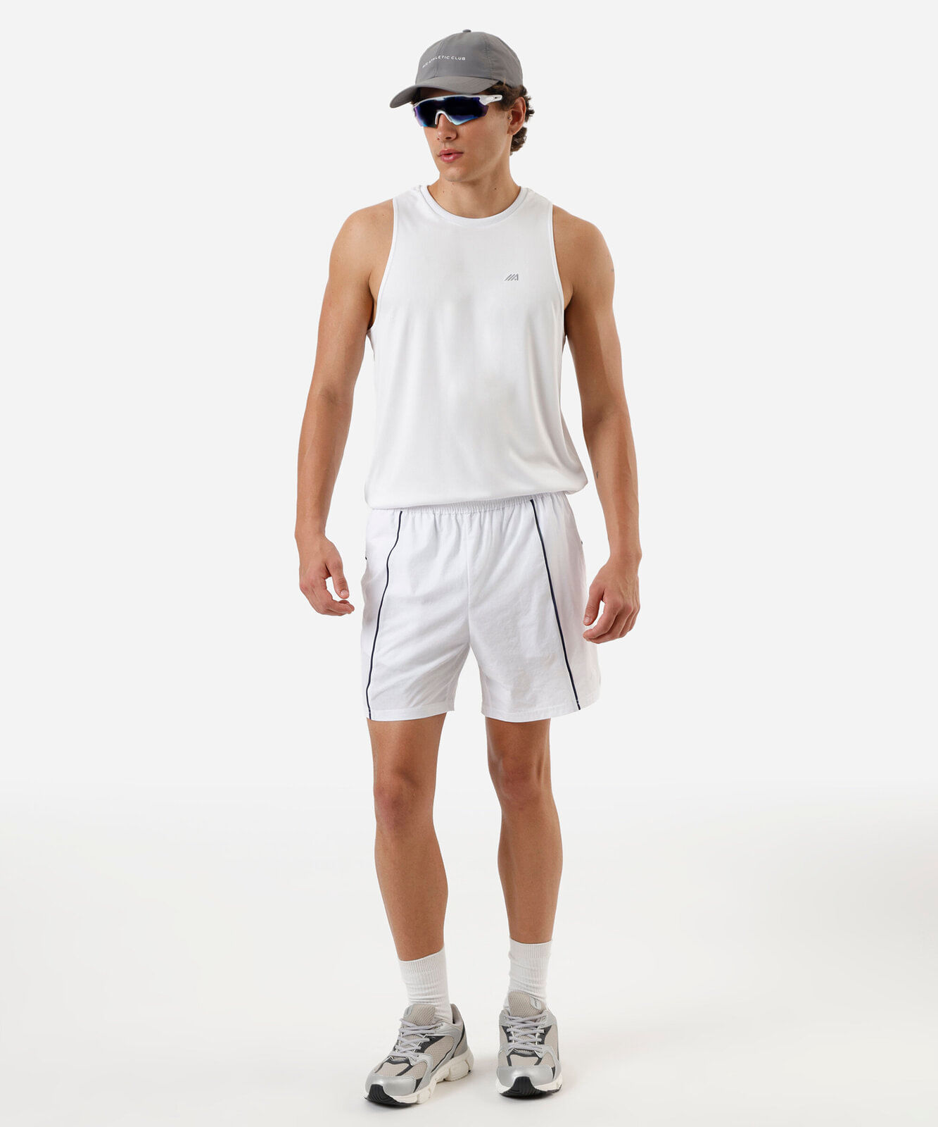 short masculino esportivo com nervuras branco