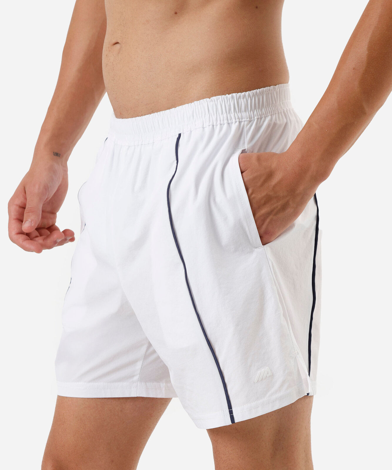 short masculino esportivo com nervuras branco