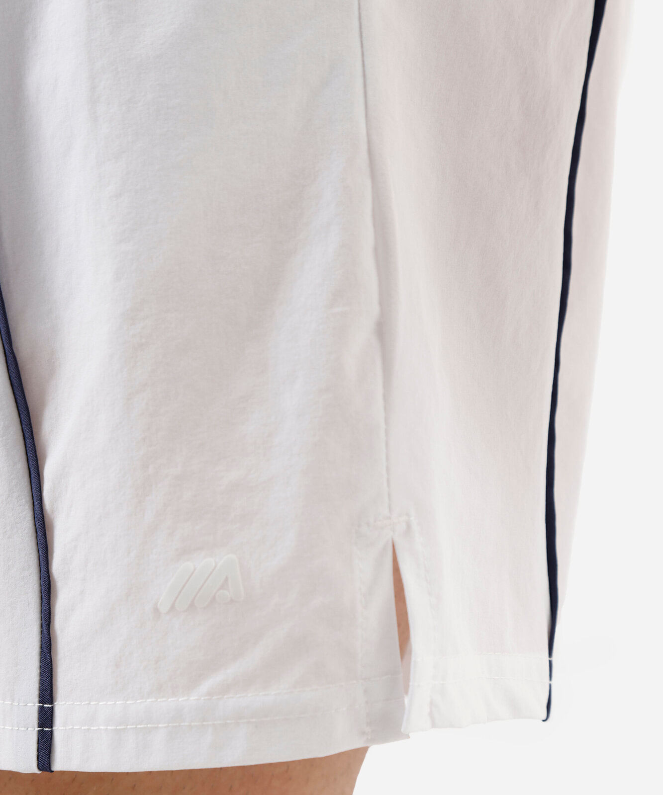 short masculino esportivo com nervuras branco