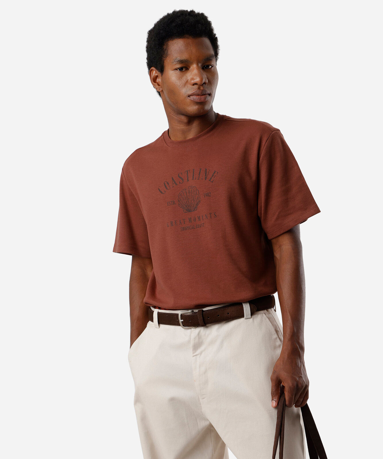 camiseta masculina estampada coastline marrom