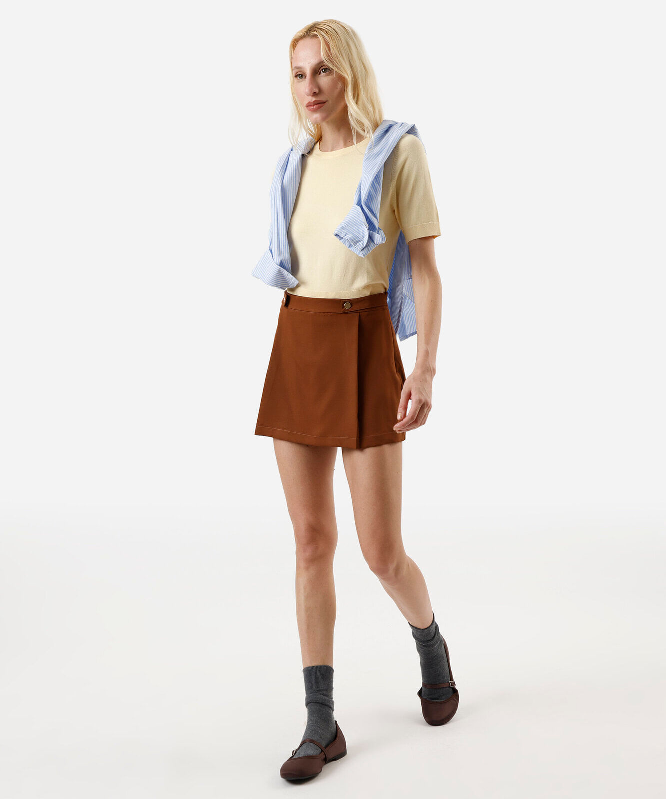 short saia feminino com pregas e botões marrom