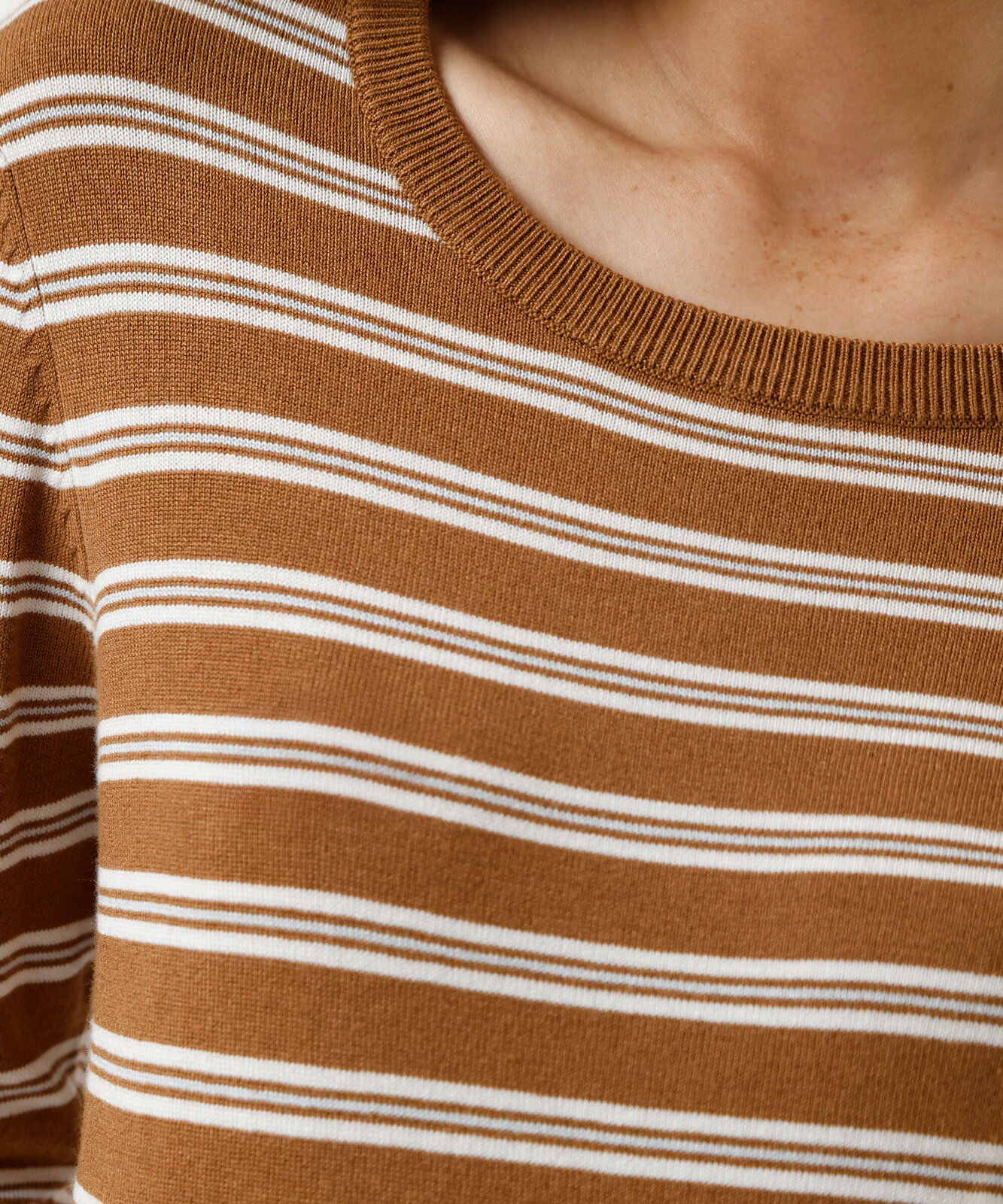 suéter básico feminino de tricot listrado marrom