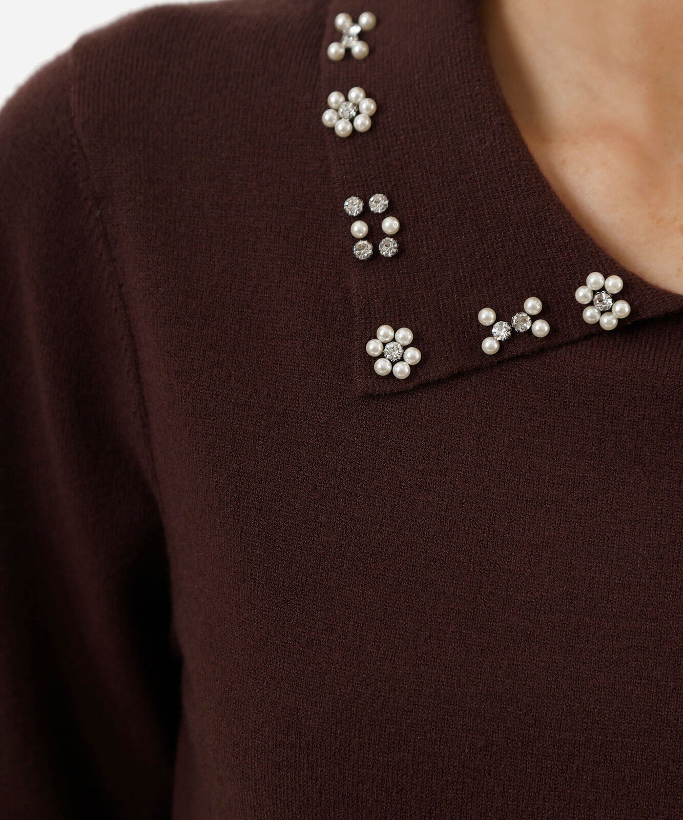 polo feminina de tricot com pérolas e brilhos manga longa marrom