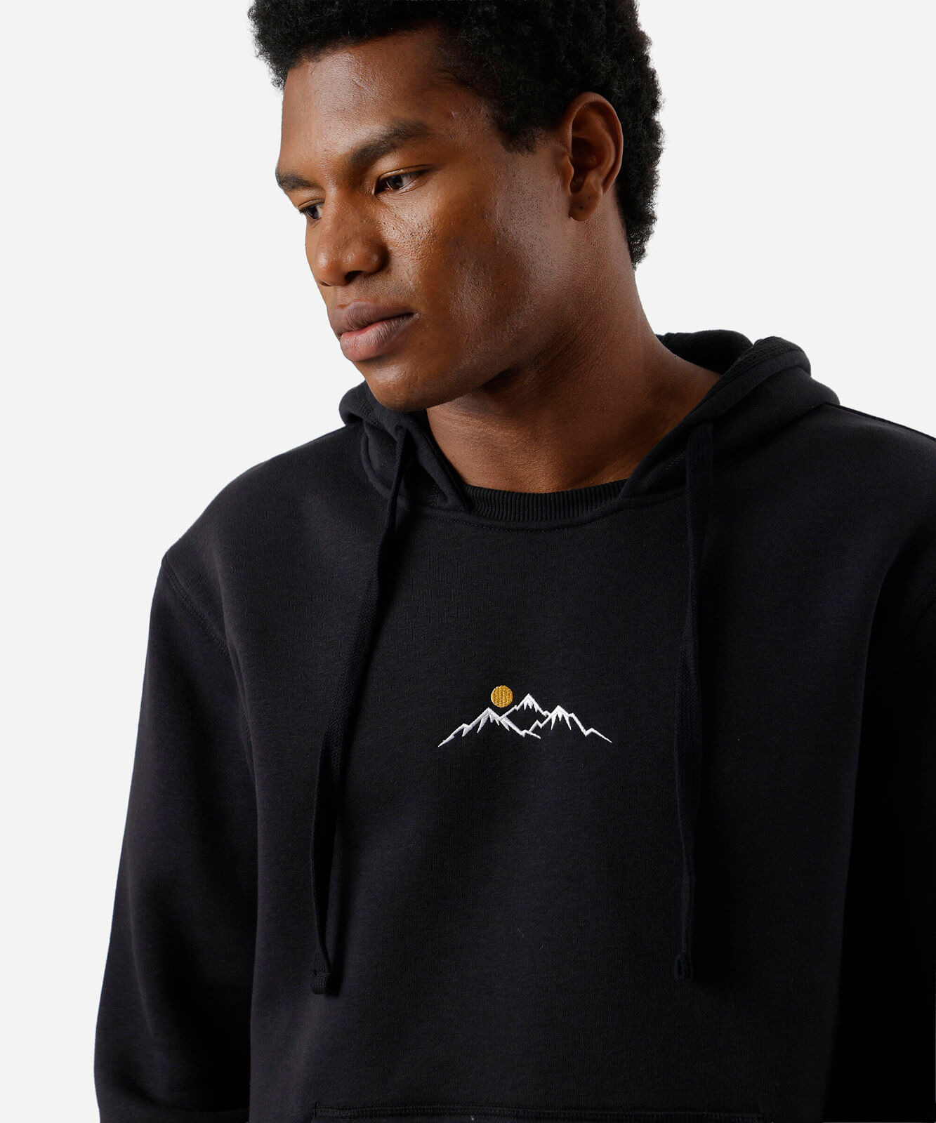 blusão masculino de moletom com capuz e bordado preto