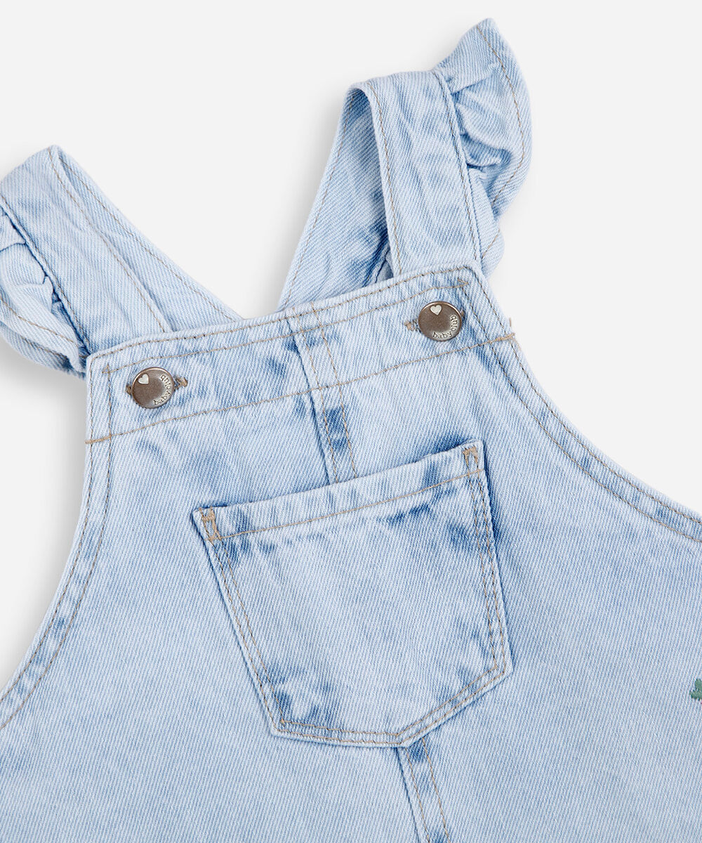 salopete infantil jeans com bordado floral e babados azul