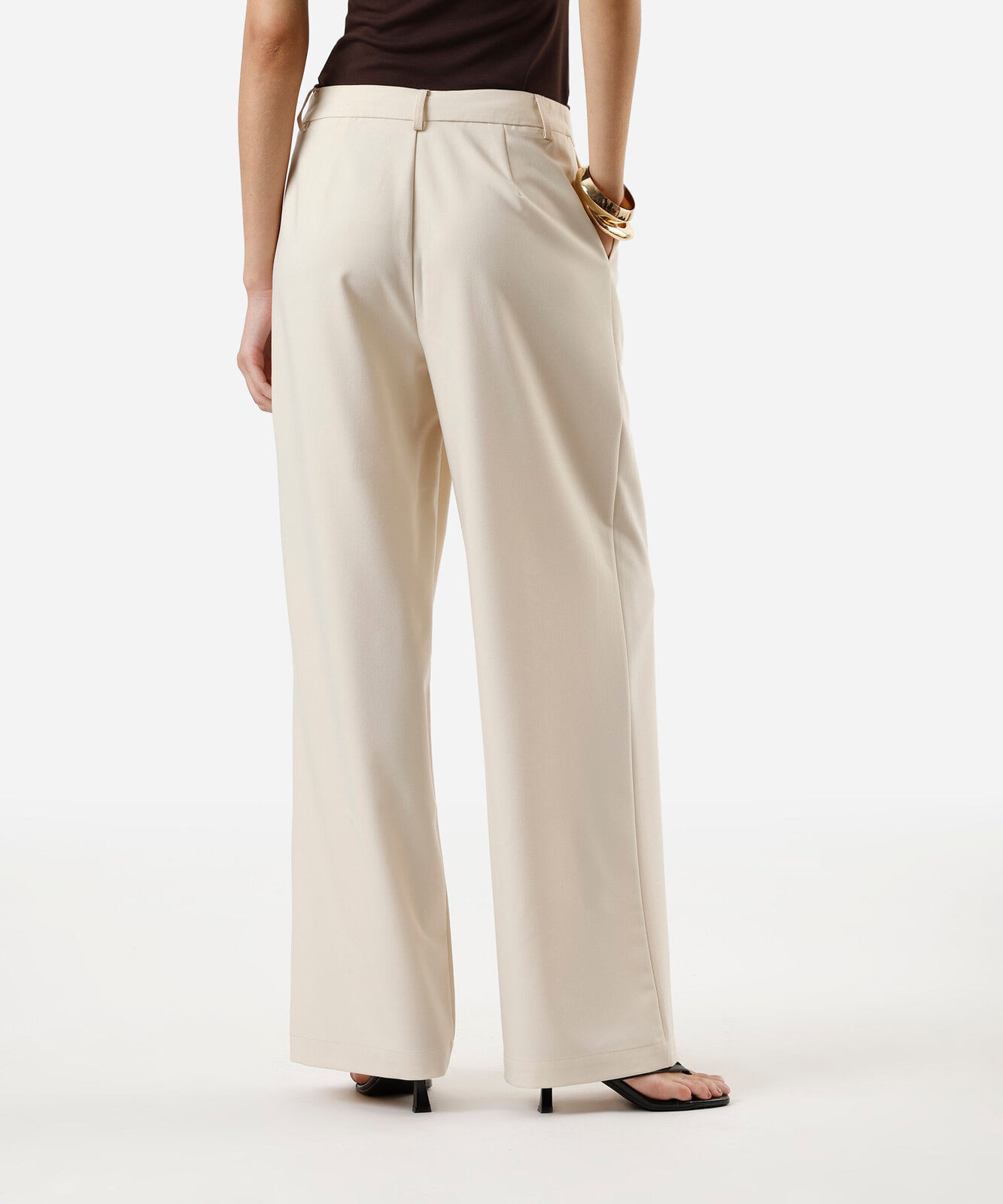 calça de alfaiataria feminina com pregas bege