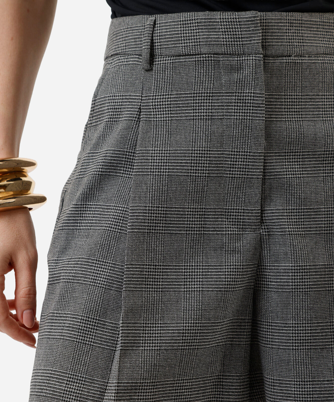 short de alfaiataria feminino com pregas xadrez cinza