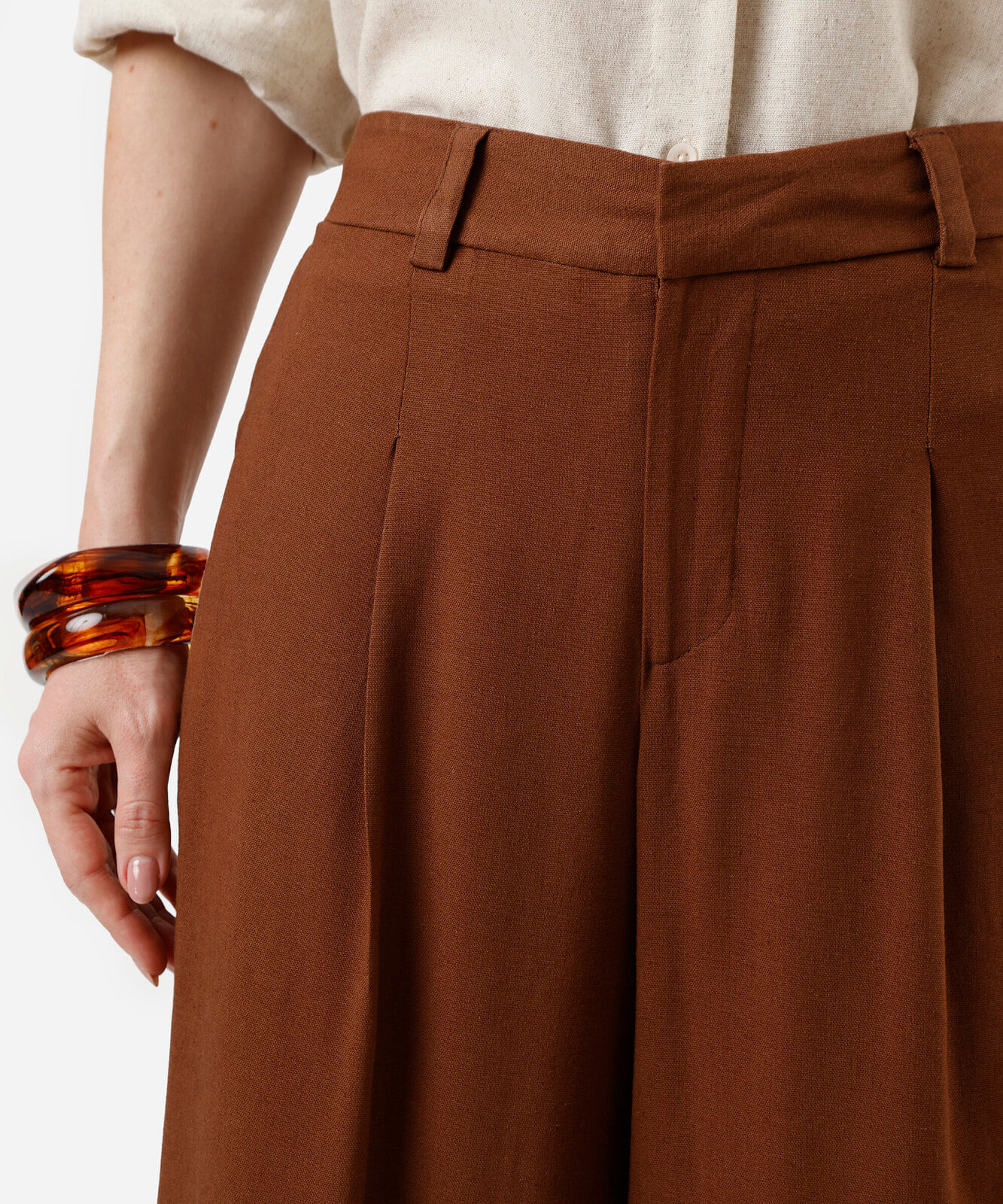 calça pantalona feminina com linho e pregas marrom