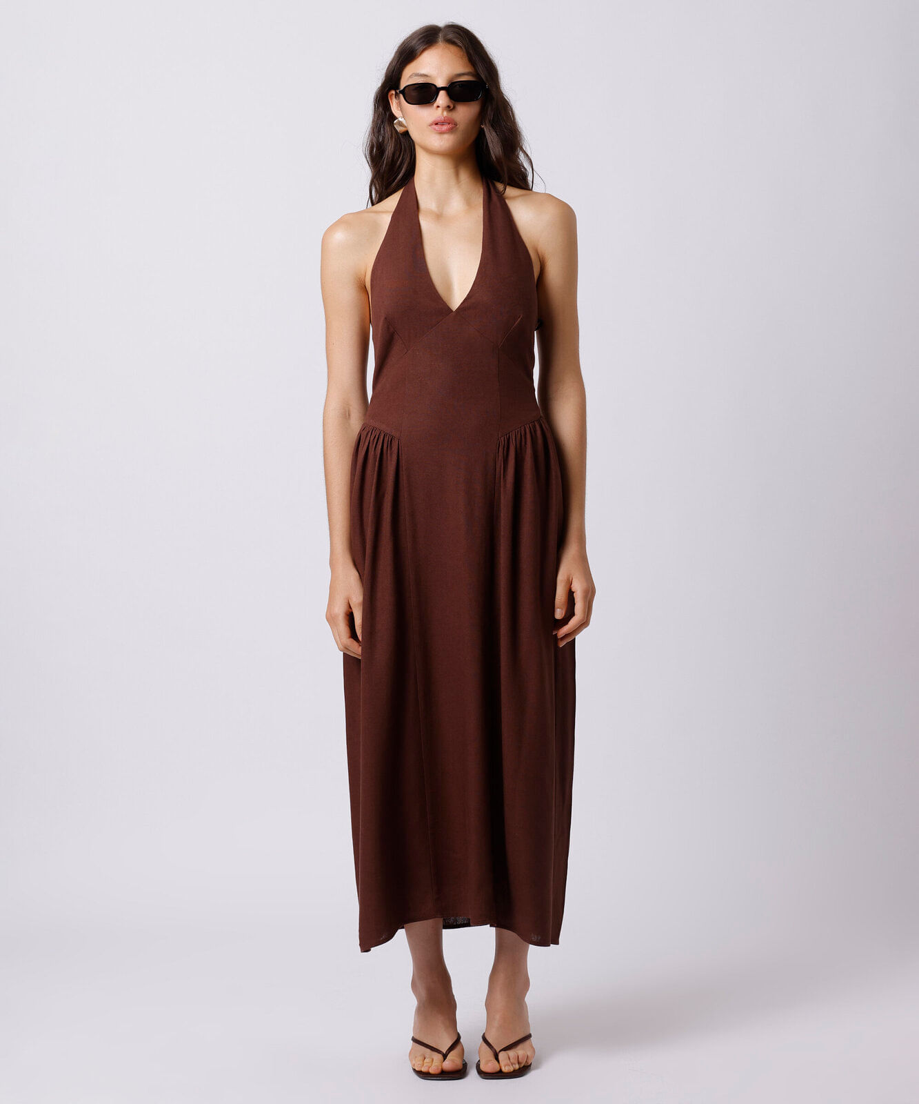 vestido midi frente única feminino com linho e franzido mindset marrom