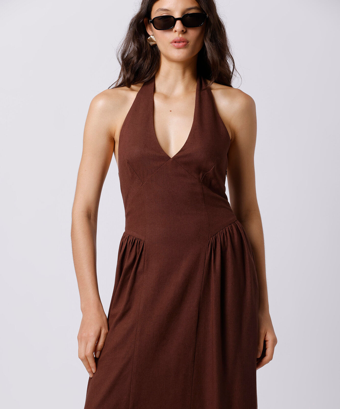 vestido midi frente única feminino com linho e franzido mindset marrom