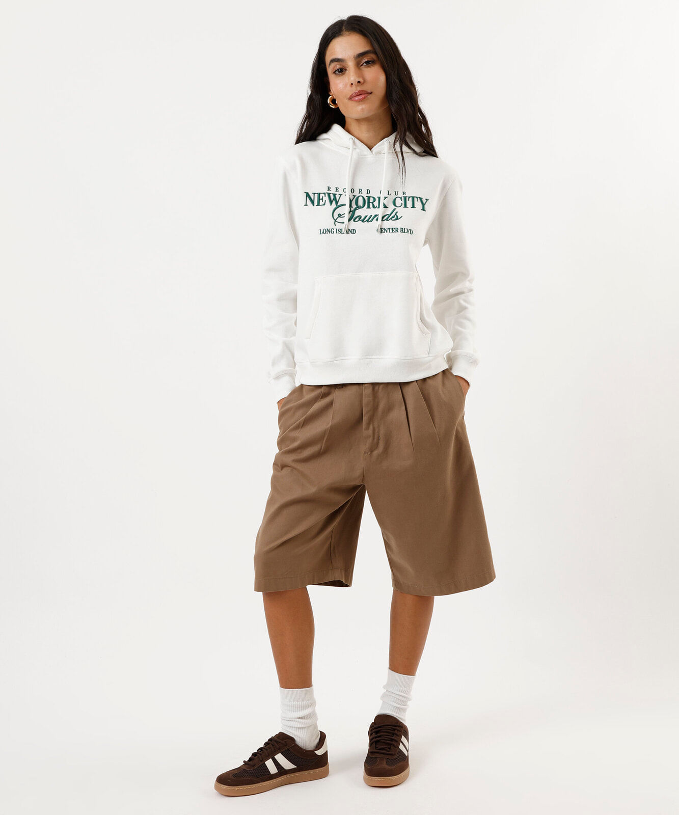 blusão básico feminino de moletom com capuz e bordado off white
