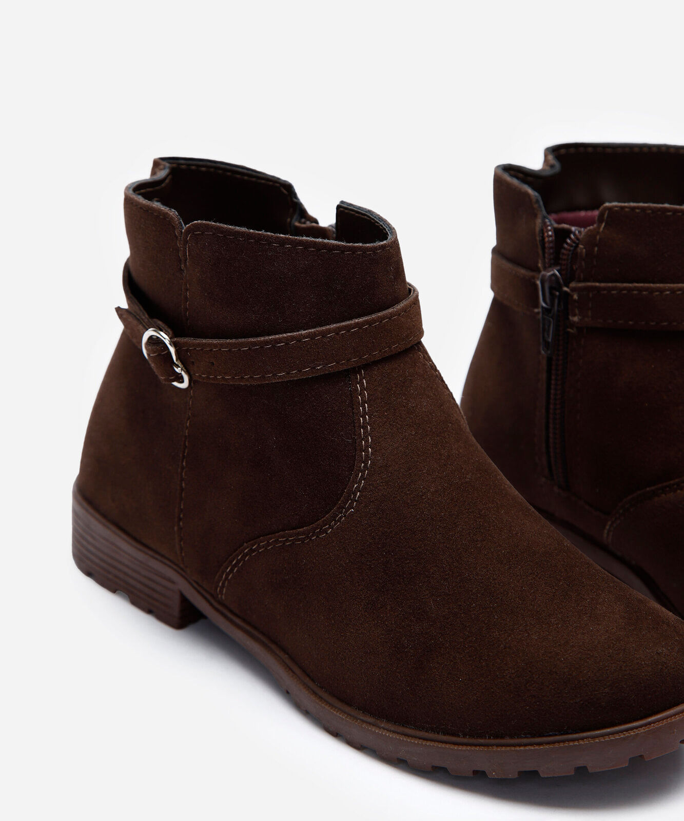 bota infantil com fivela de coração marrom