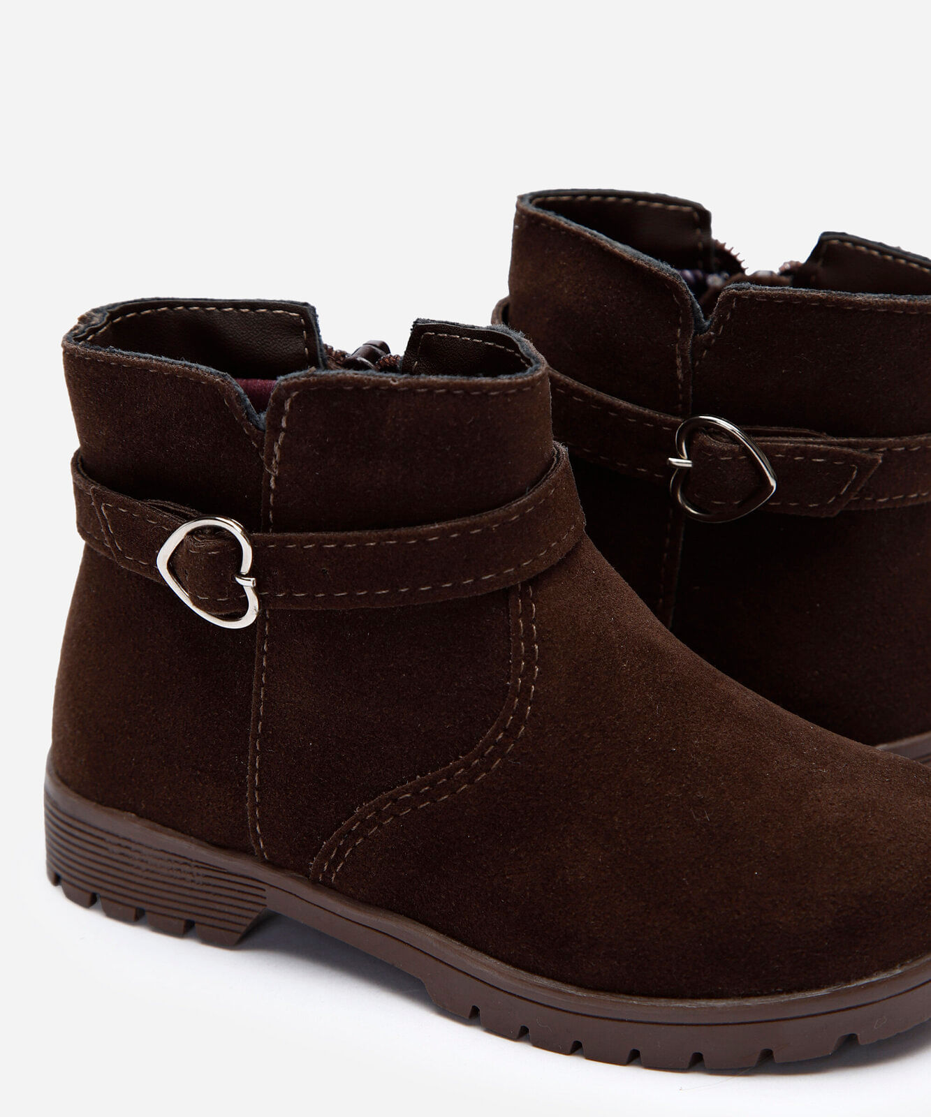 bota bebê com fivela de coração marrom