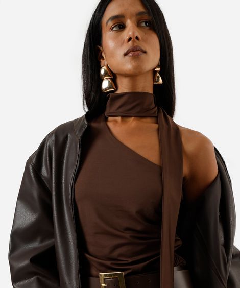 blusa ombro único feminina franzida com amarração marrom