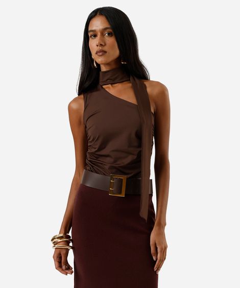 blusa ombro único feminina franzida com amarração marrom