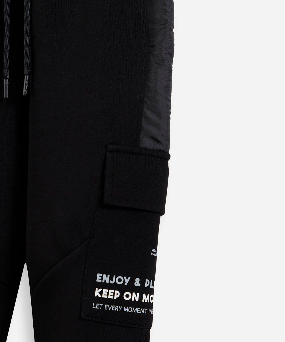 calça jogger cargo infantil de moletom com recortes preta