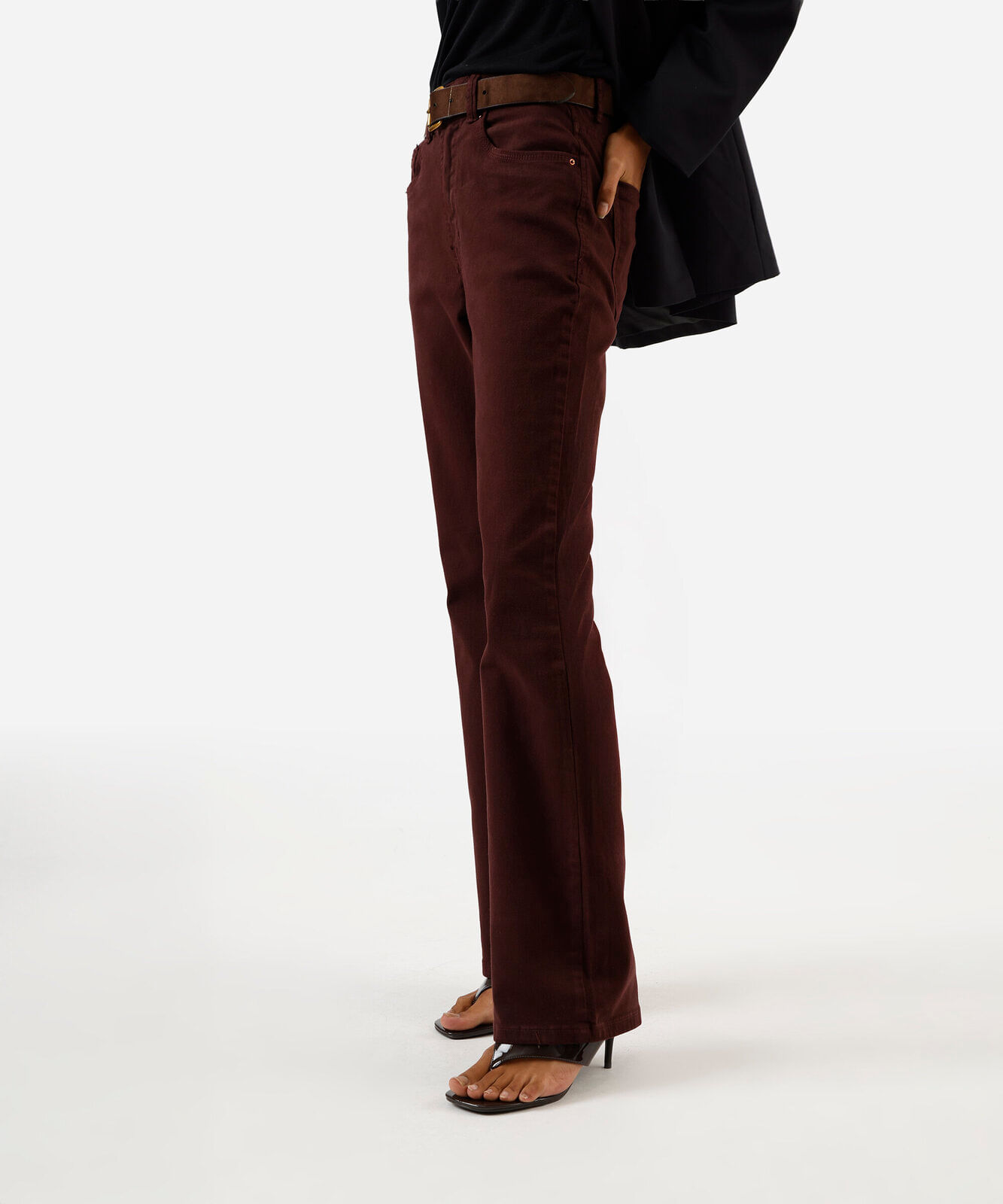 calça sarja boot cut cintura alta vinho
