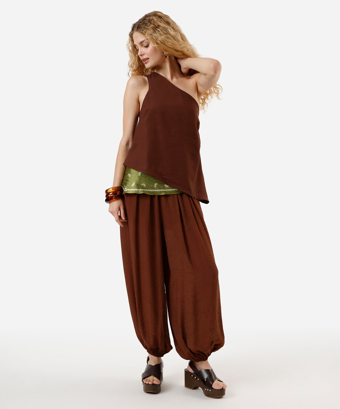 blusa ombro único feminina com viscose assimétrica marrom