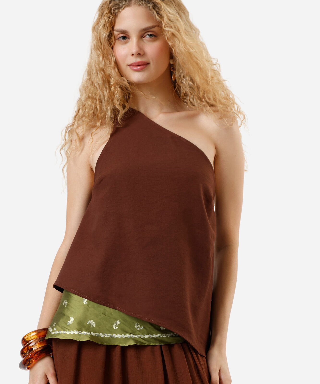 blusa ombro único feminina com viscose assimétrica marrom