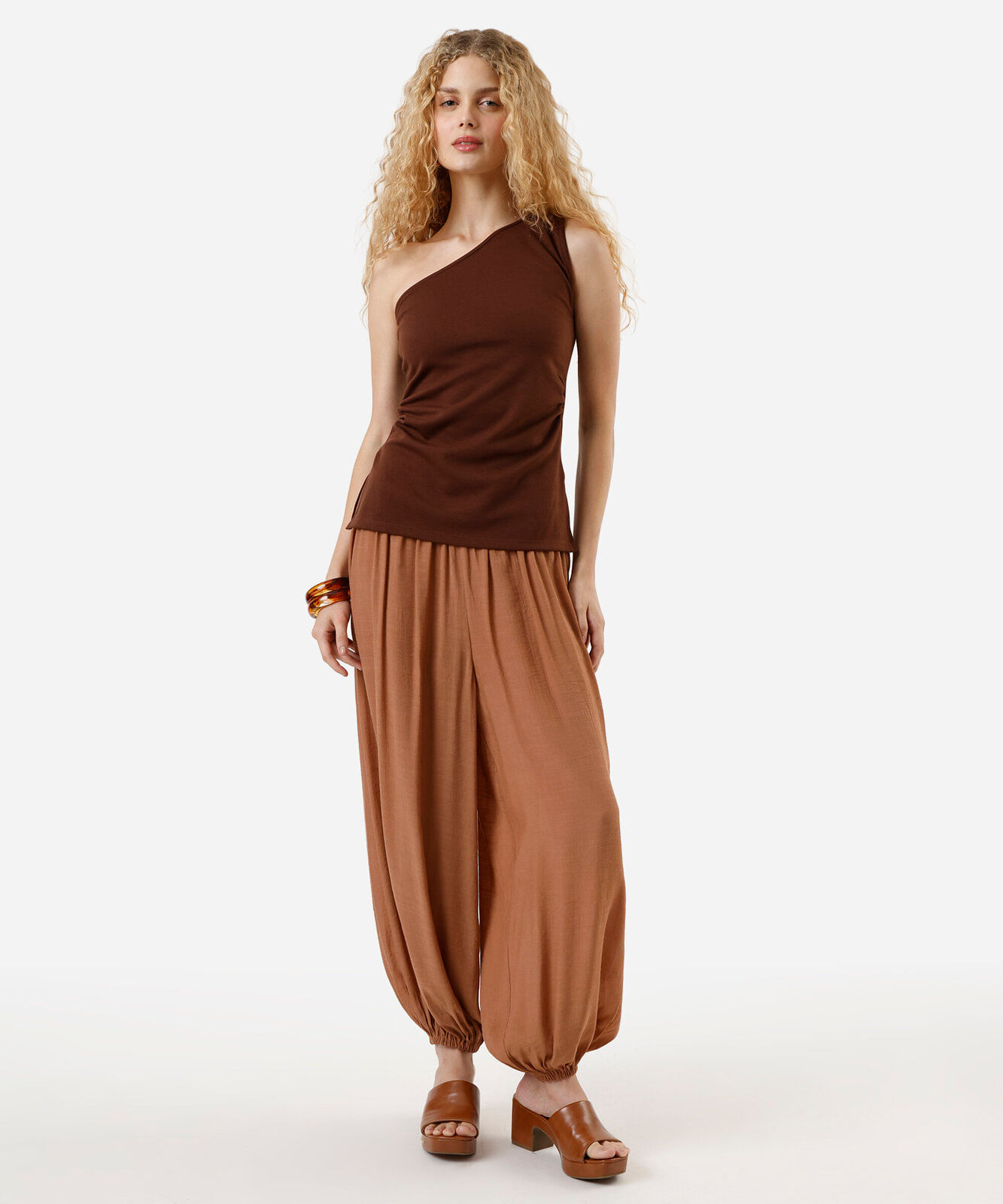 blusa feminina assimétrica franzida marrom