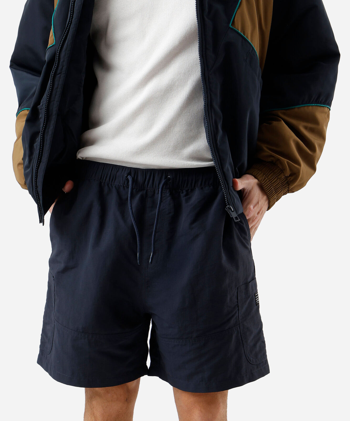 short cargo texturizado com cordão azul