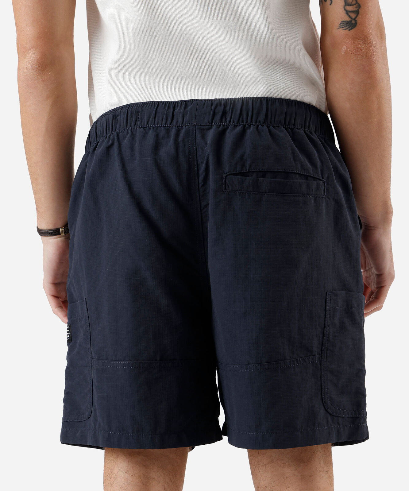 short cargo texturizado com cordão azul