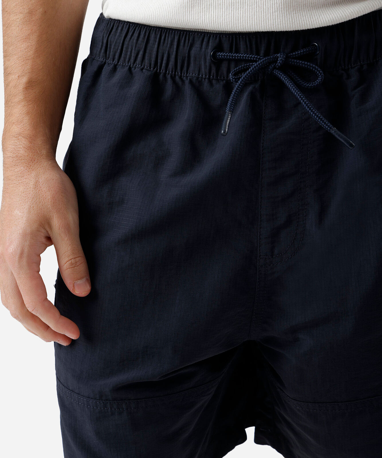 short cargo texturizado com cordão azul
