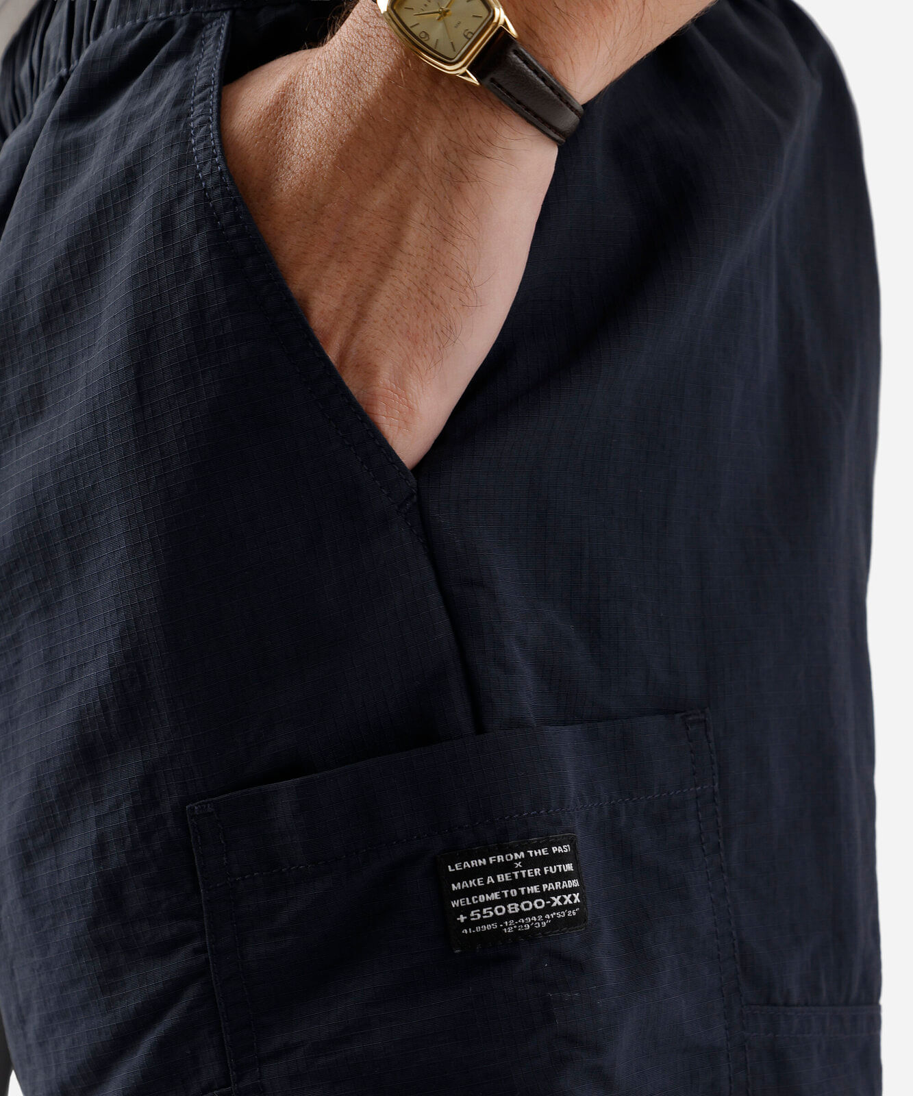 short cargo texturizado com cordão azul