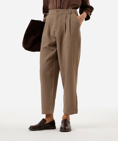 calça reta de alfaiataria feminina com pregas risca de giz  bege