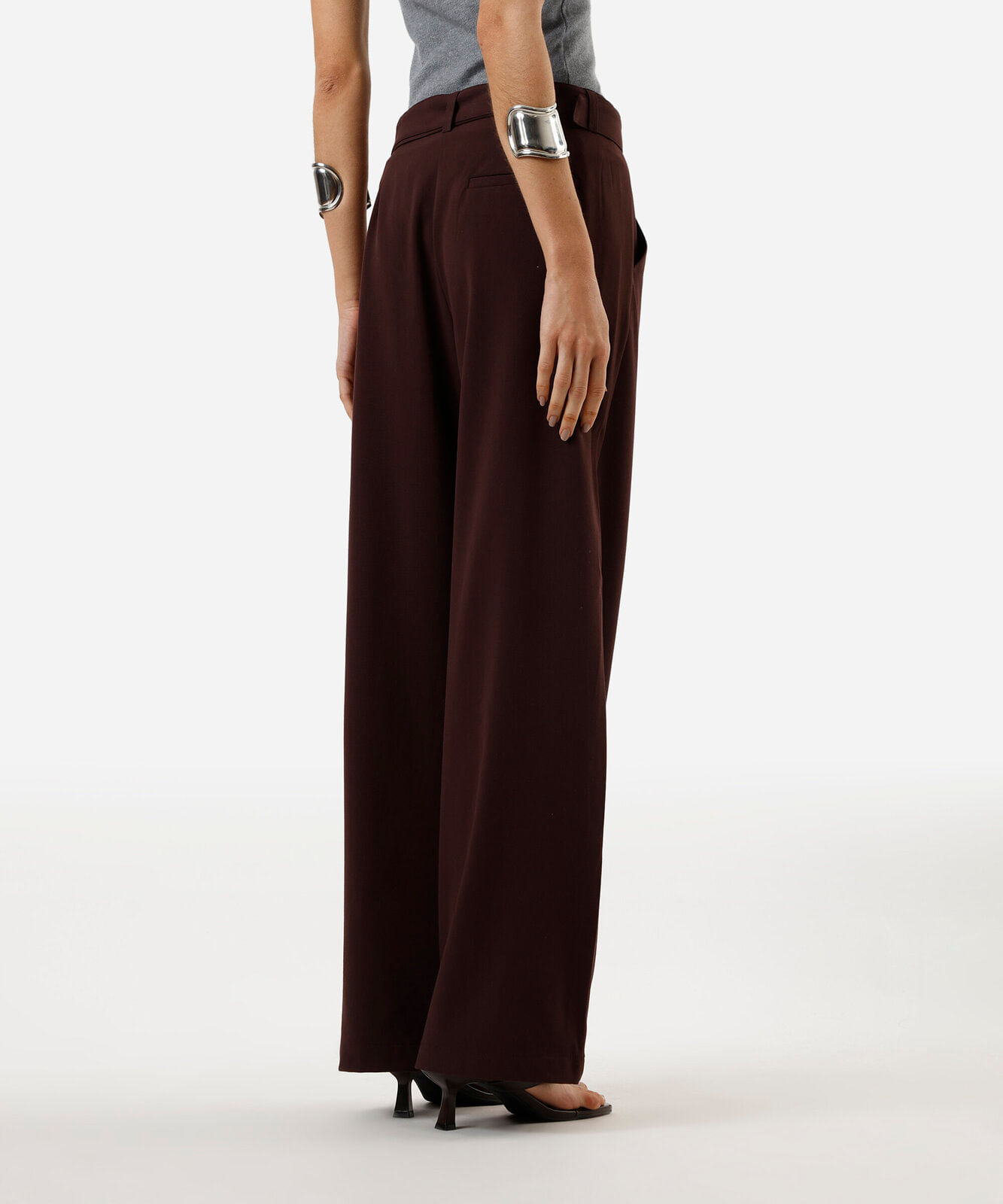 calça wide leg feminina com pregas e cinto marrom