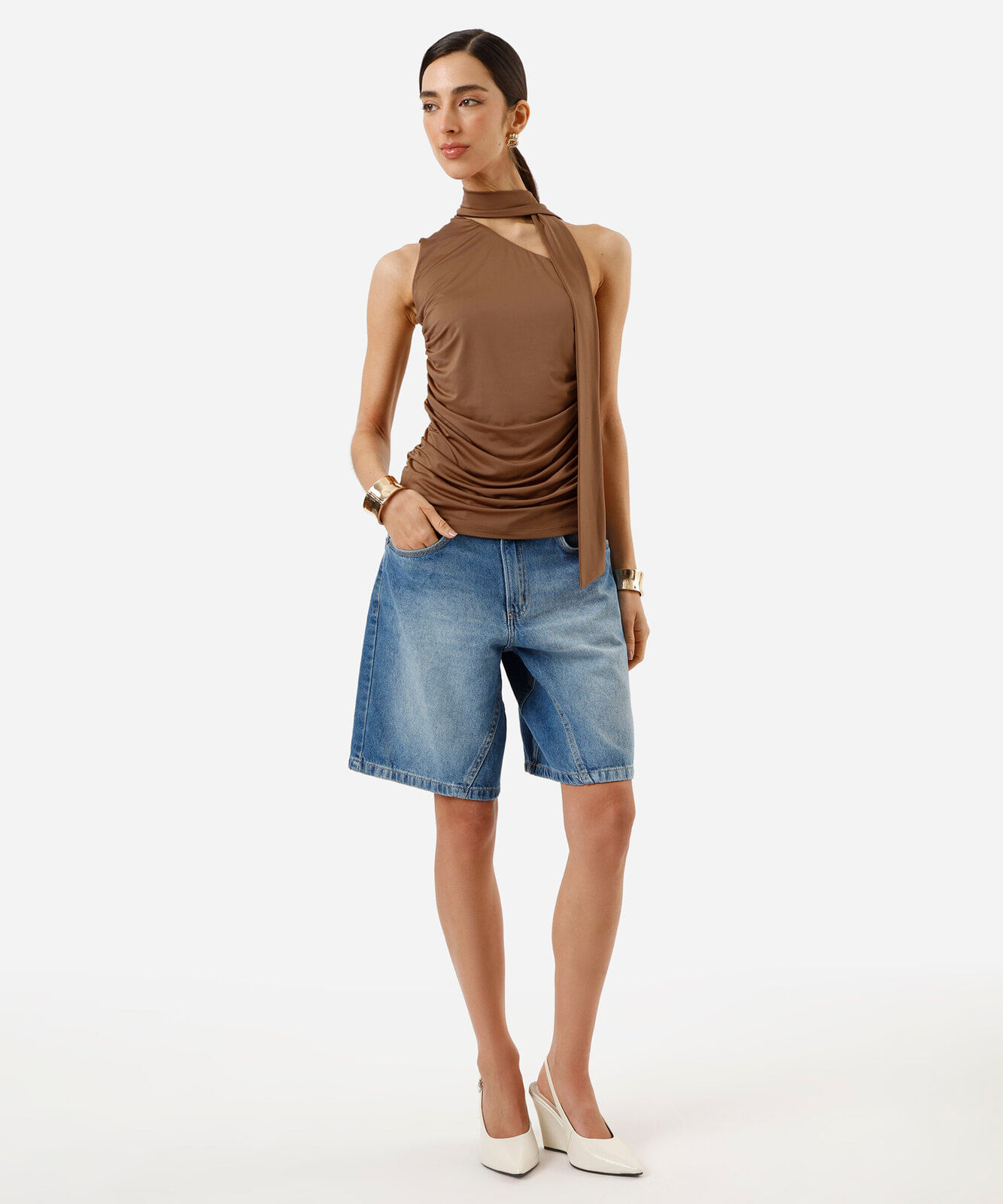 blusa ombro único feminina franzida com amarração marrom