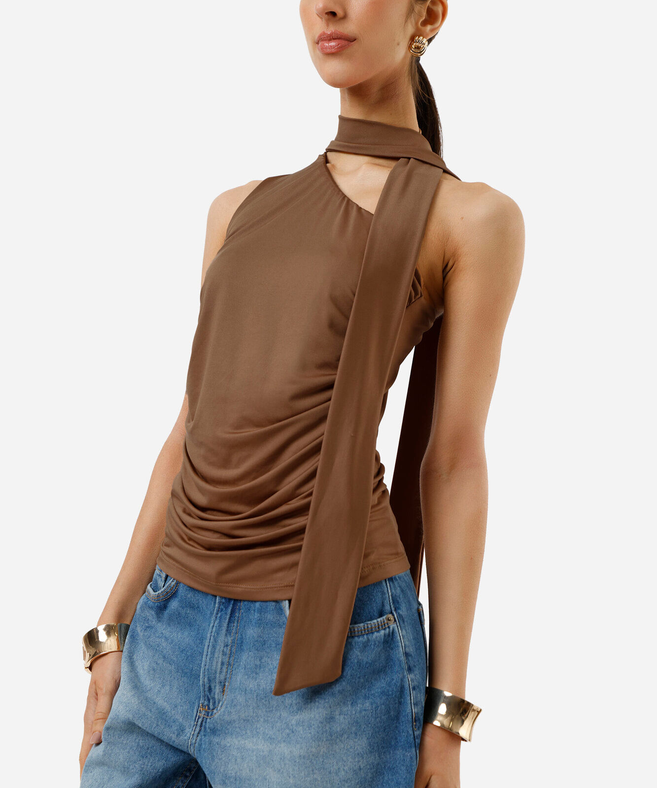blusa ombro único feminina franzida com amarração marrom