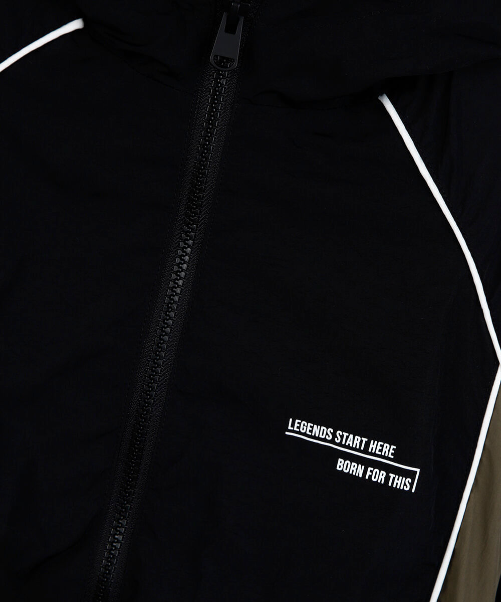 jaqueta corta vento infantil com capuz e recortes preta