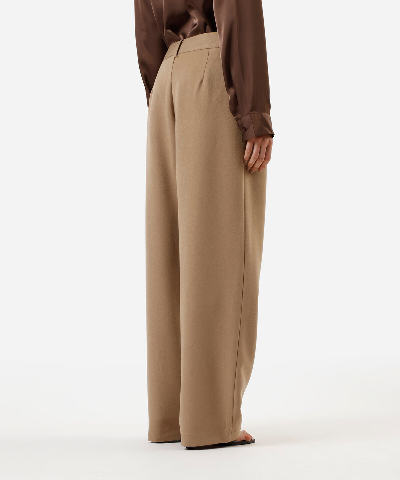 calça balloon de alfaiataria feminina com pregas bege