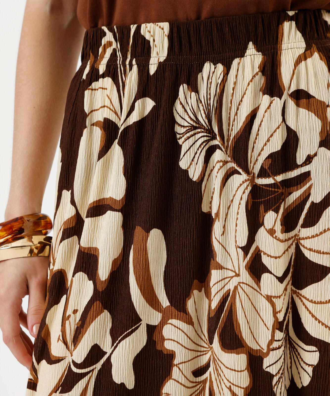 saia feminina plissada floral marrom