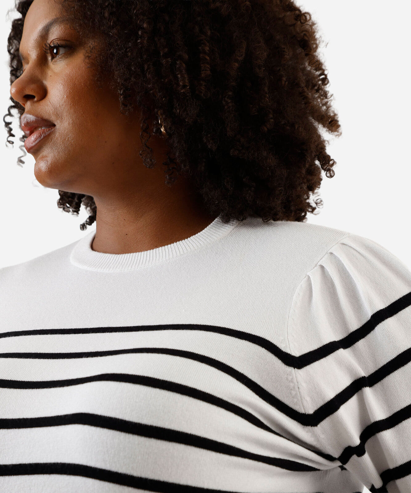 suéter de tricot manga bufante listrada plus size off white