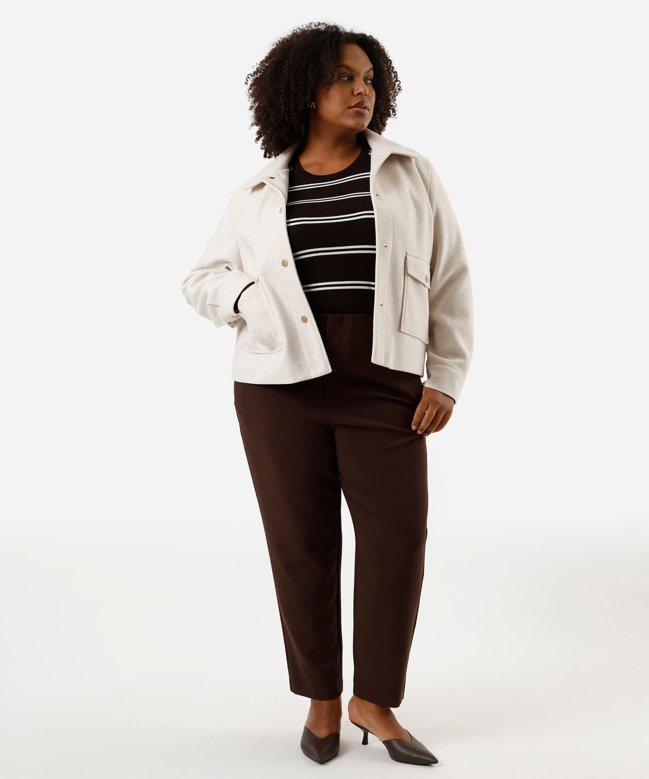 calça reta de alfaiataria feminina com pences plus size marrom